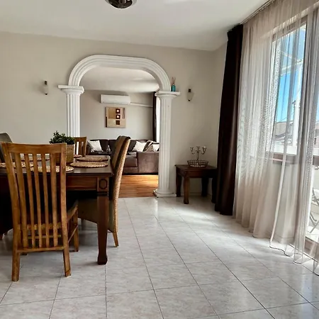 Fenix 2 Bedroom Center Apartament Warna