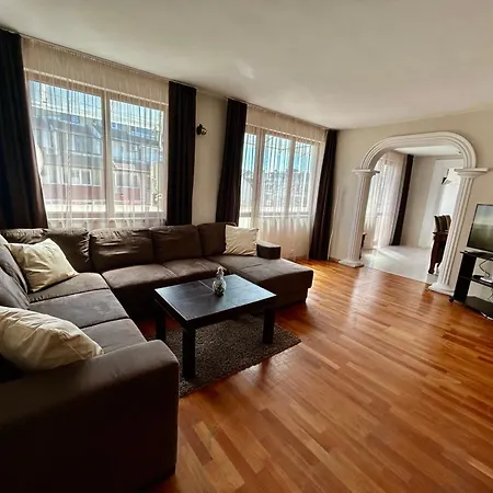 Fenix 2 Bedroom Center Apartament Warna